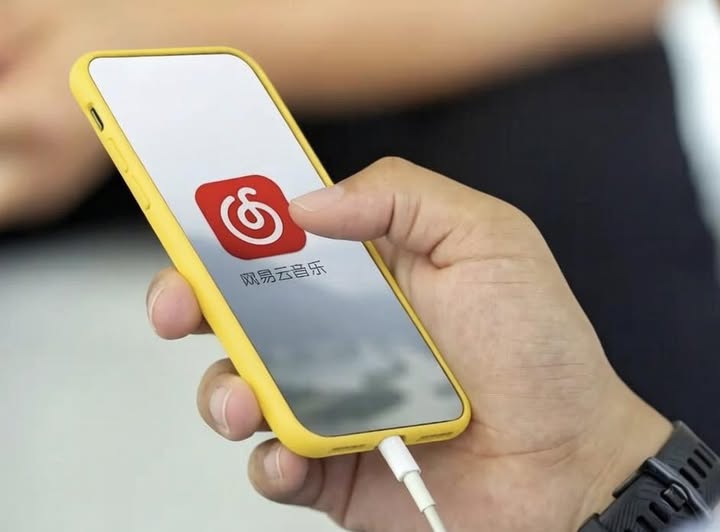 可能是包含下列内容的图片：电话和上面的文字是“கி 网易云音乐”