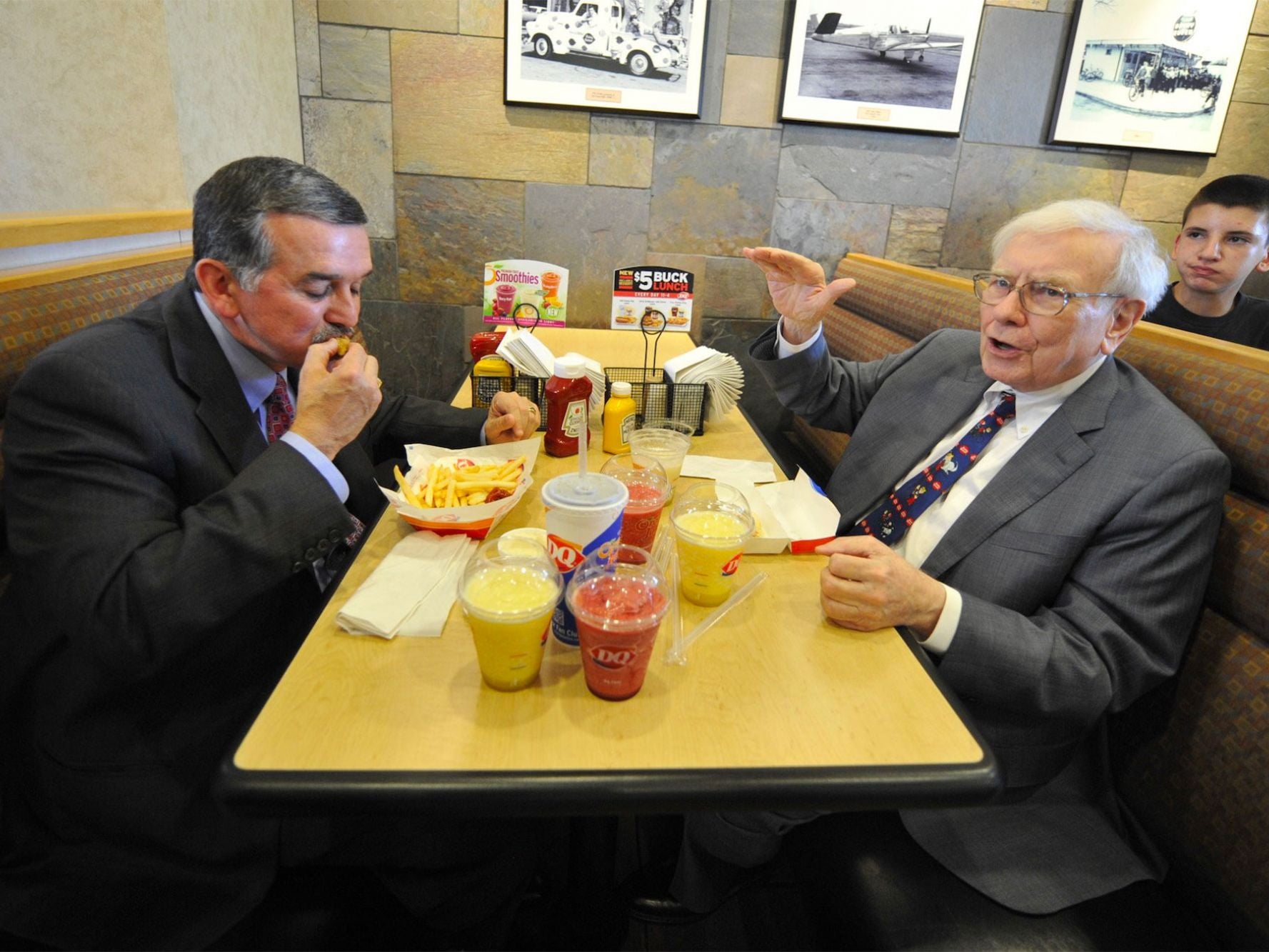 Someone Just Paid a Record $4.6 Million to Eat Lunch With Warren Buffett |  Entrepreneur