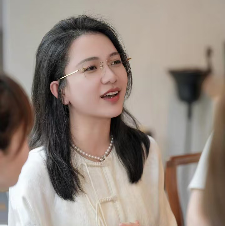 容易涨彤