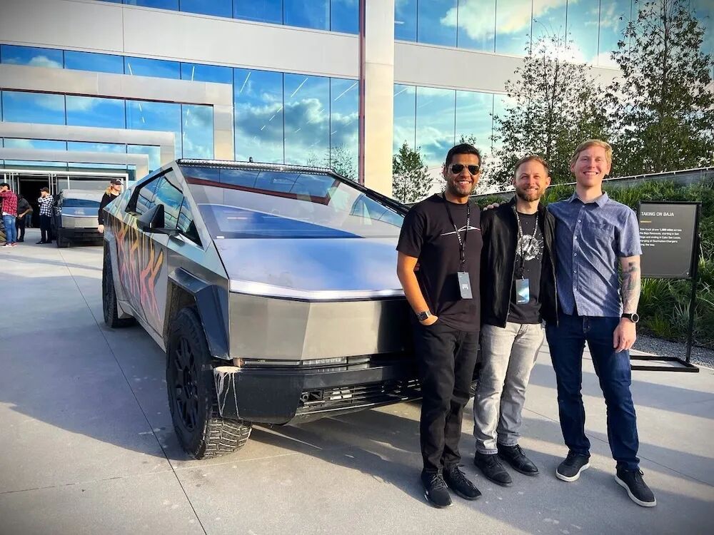 特斯拉一夜痛失兩大核心高管，圖為Awasthi和Cybertruck項目及軟件集成工程師Sammy Macaluso及首席工程師Wes Morrill合照