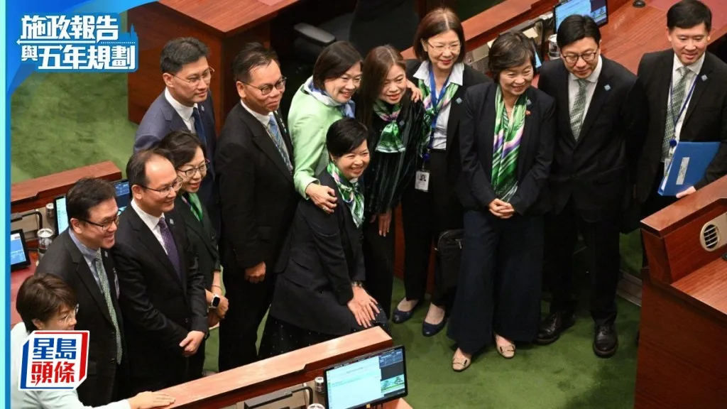 多名女議員與官會在議會廳內合照留念。