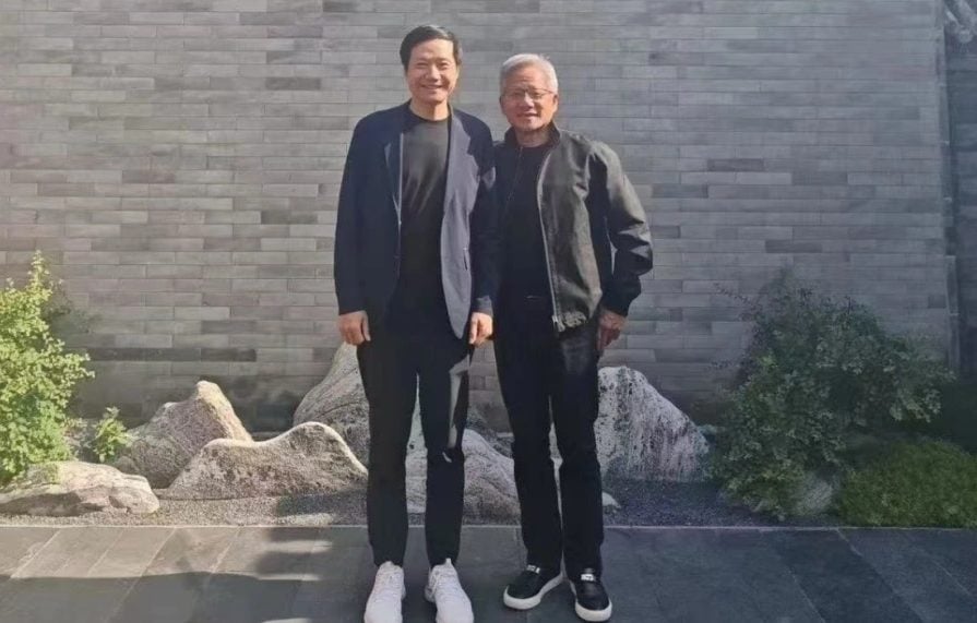 Despite Beijing’s scorching 40°C heat, Mr. Huang still wore his iconic leather jacket.