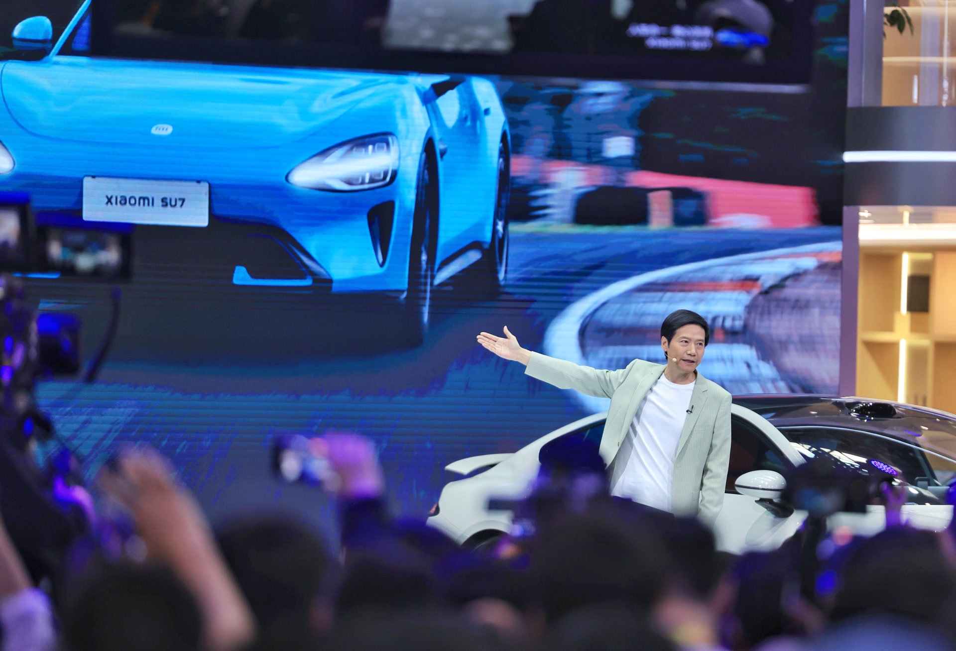 2024北京車展開幕，北京小米汽車展臺人氣爆棚，小米集團董事長雷軍發表演講。北京日報記者潘之望攝