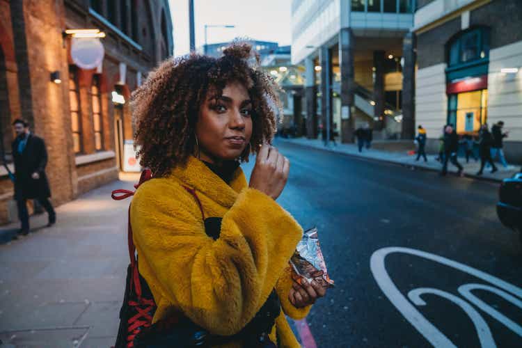 Хип молодая взрослая женщина ждет езды в Лондоне