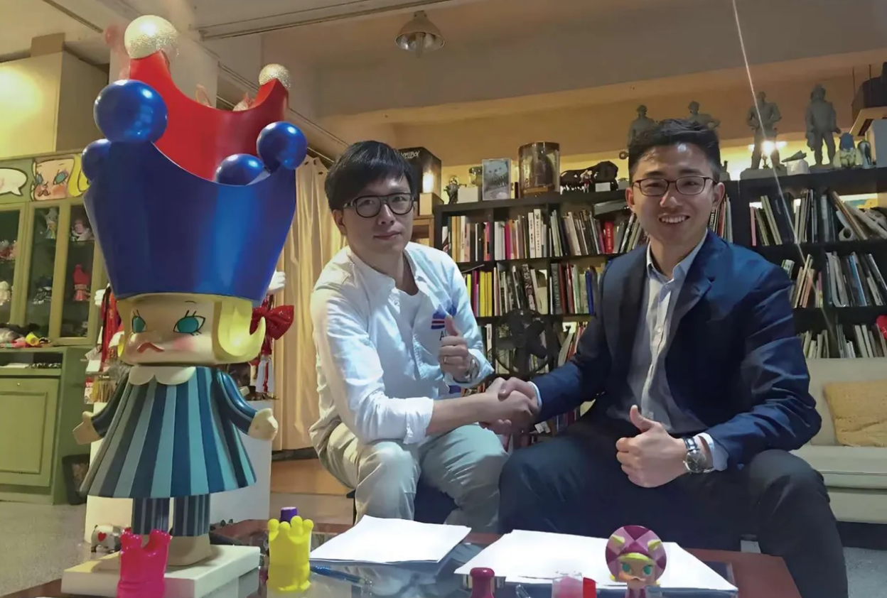 △2016年 王寧與MOLLY創作者王信明（左）簽約