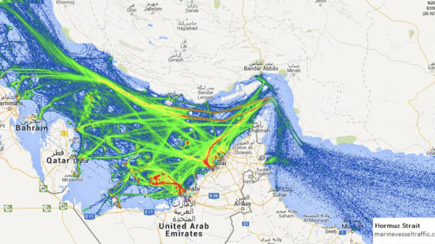 卫星图显示霍尔木兹海峡船舶大规模拥堵：绿黄轨迹密集，伊朗封锁导致主流VLCC几乎停摆