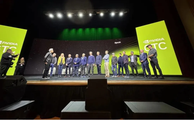 黃仁勳與量子計算公司的CEO及相關人士進行討論 圖源：虎嗅