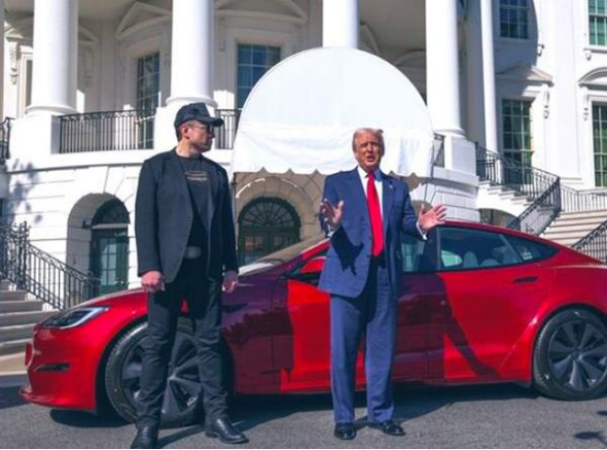 特朗普购买特斯拉汽车并力挺马斯克和特斯拉 图源：社交平台X