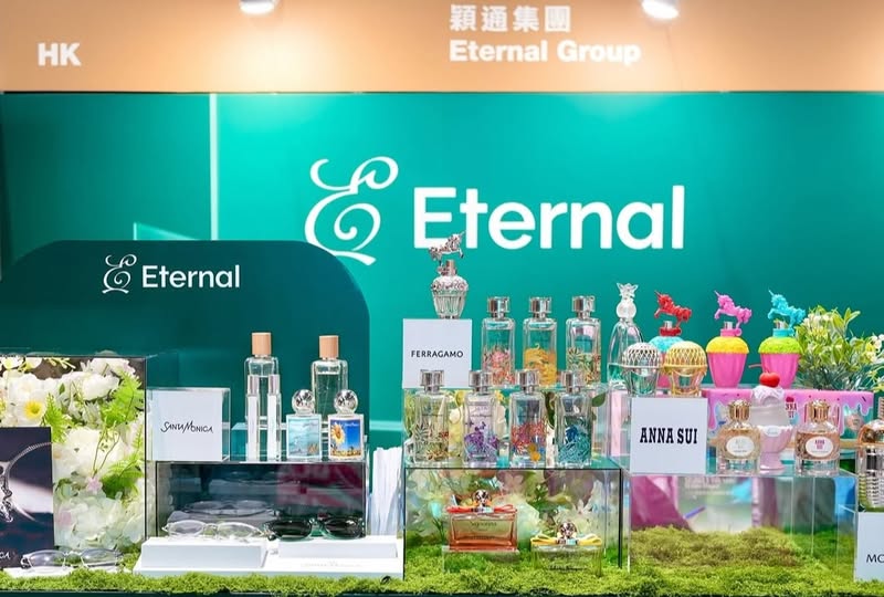 可能是包含下列内容的图片：美发产品、香氛和上面的文字是“HK 颖通集团 Eternal EternalGroup Group Eternal &Eternal Eternal FERRAGAMO SINTAMONICA MONICA SeNU ANNA ANNASUI SUI MC”