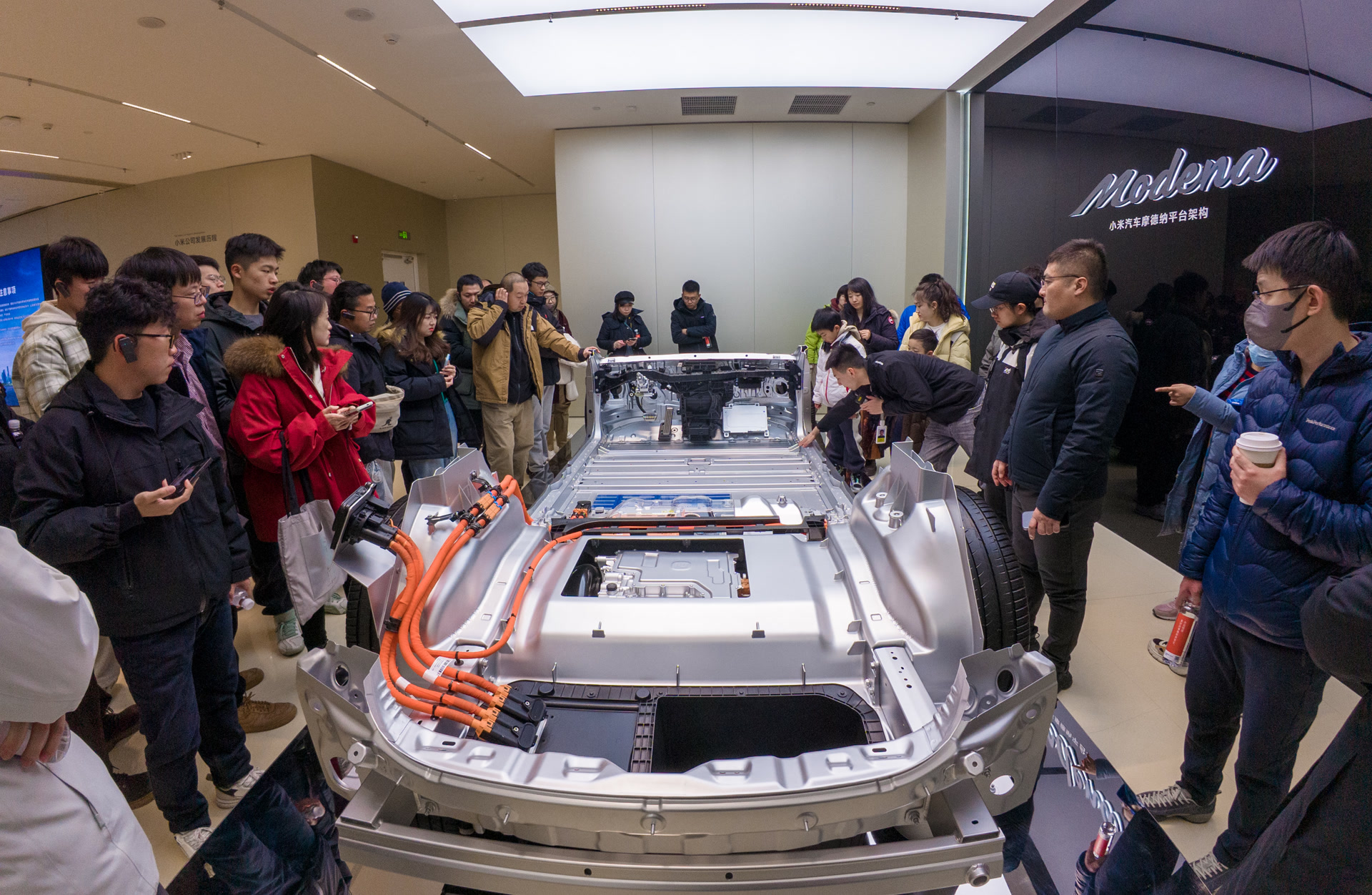 春節假期，遊客來到小米汽車工廠，參觀小米汽車體驗中心、科技展廳和造車車間。北京日報記者潘之望攝